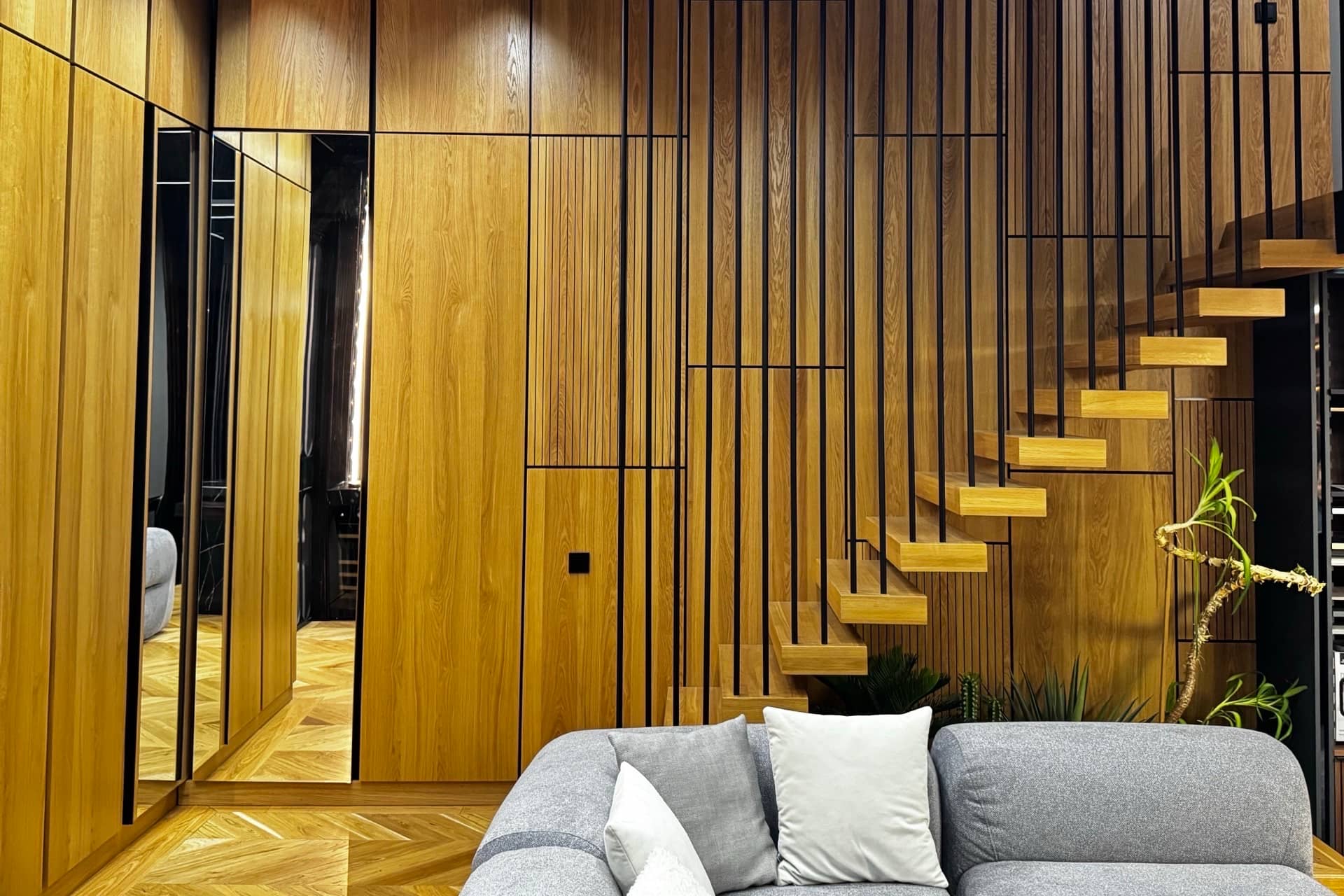 Современная деревянная лестница с металлическим ограждением