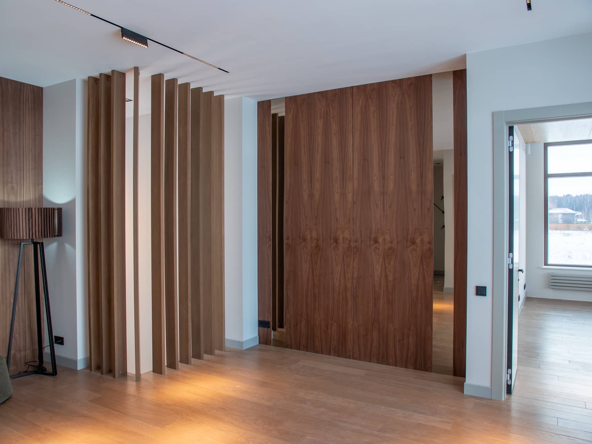 Дизайн коридора с деревянными 3D-панелями WoodCreative - индивидуальное решение