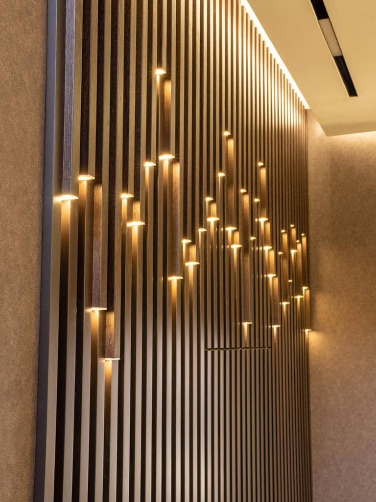 Декоративные деревянные рейки на стене