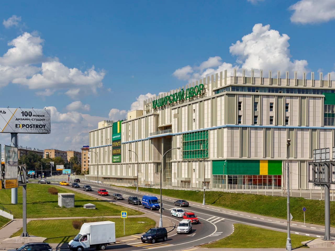 Выставочный зал дилера WoodCreative в МФТК Каширский Двор - образцы деревянных изделий для интерьера