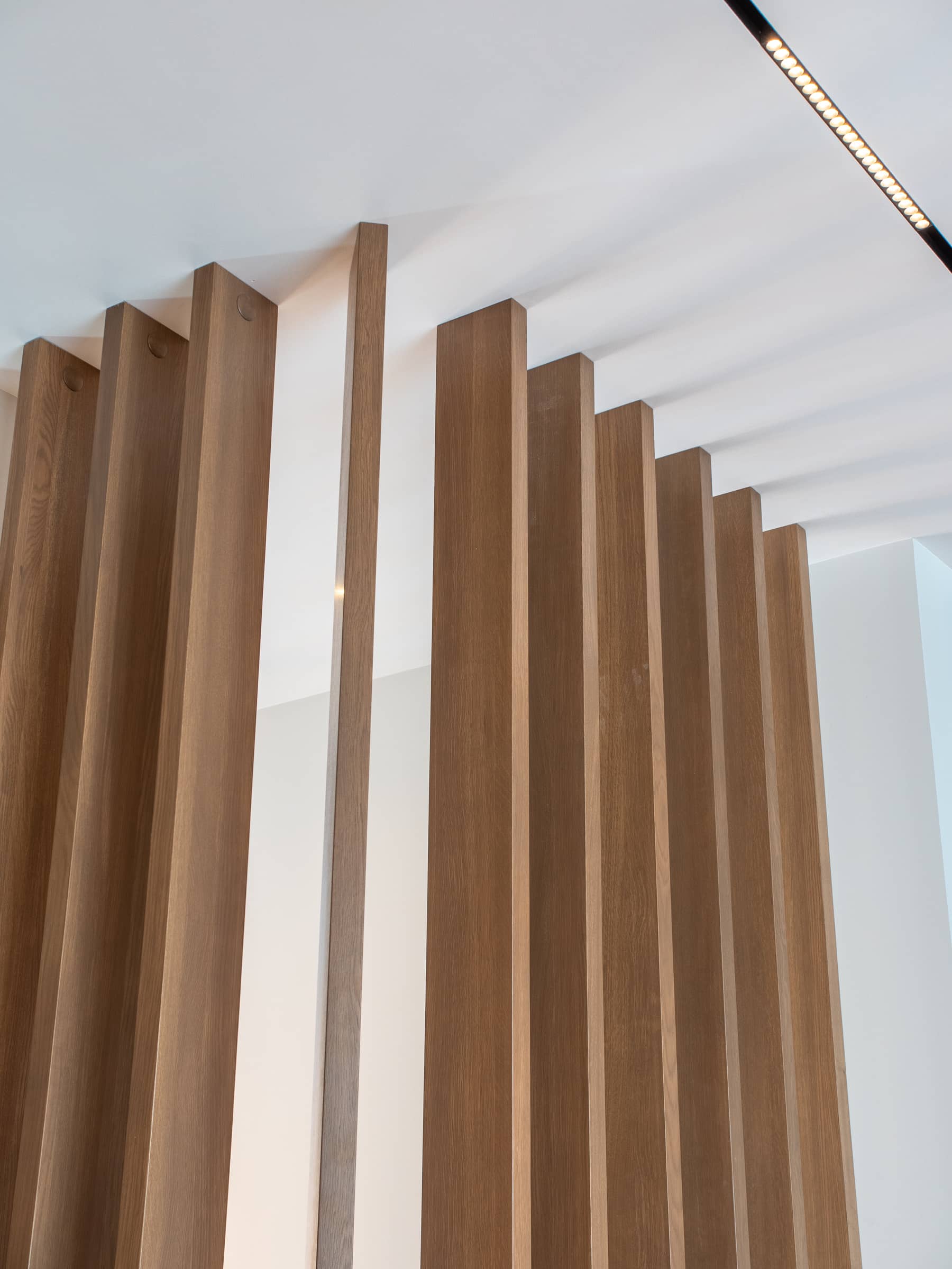 Напольные деревянные рейки из натурального шпона - изготовление на заказ по индивидуальным размерам