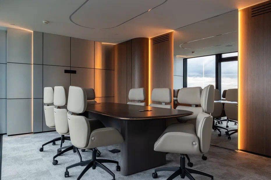 Стильный кабинет с отделкой из натурального дерева - изготовление мебели на заказ