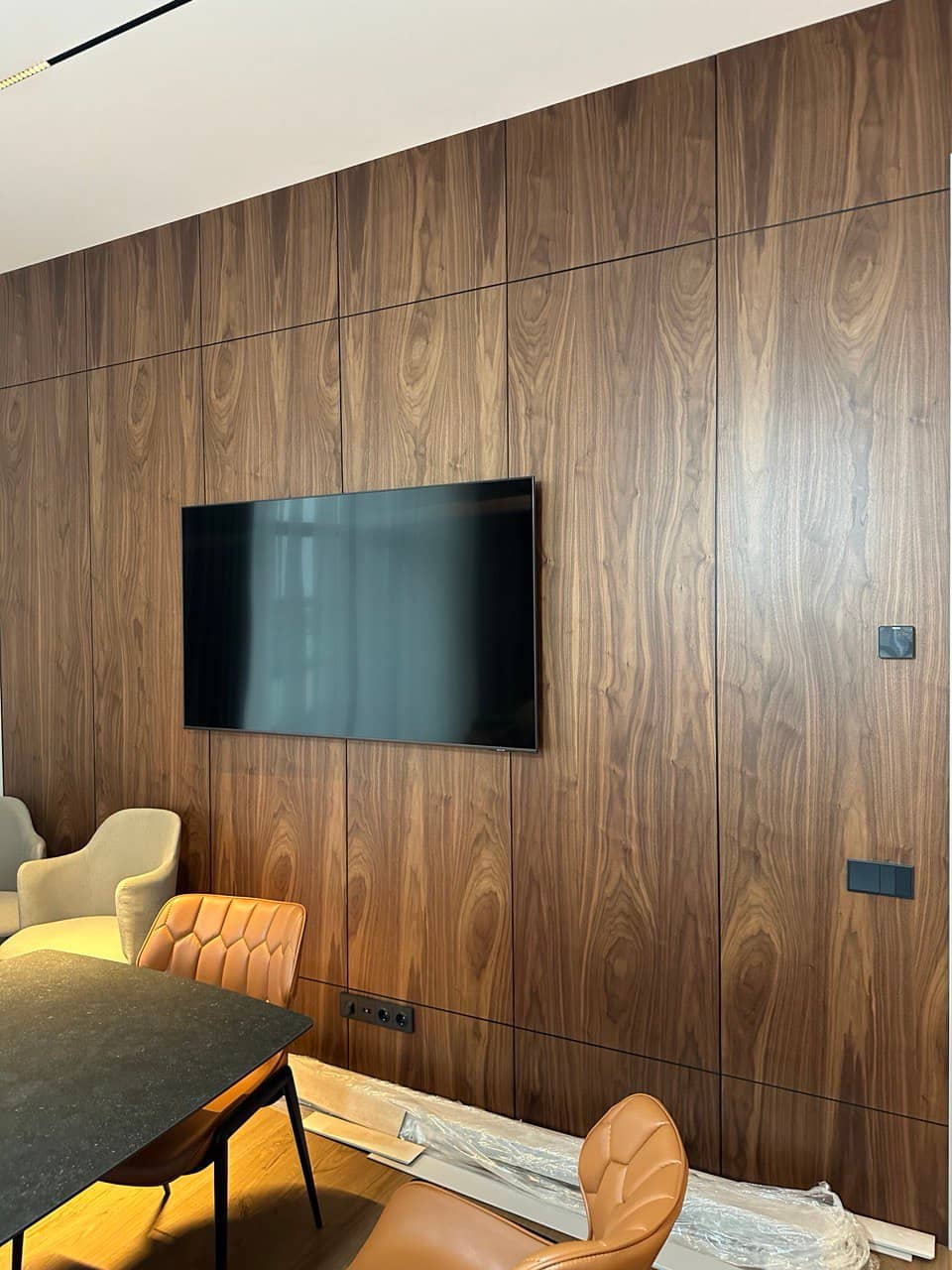 Современная ТВ зона с декоративными деревянными панелями и рейками в интерьере
