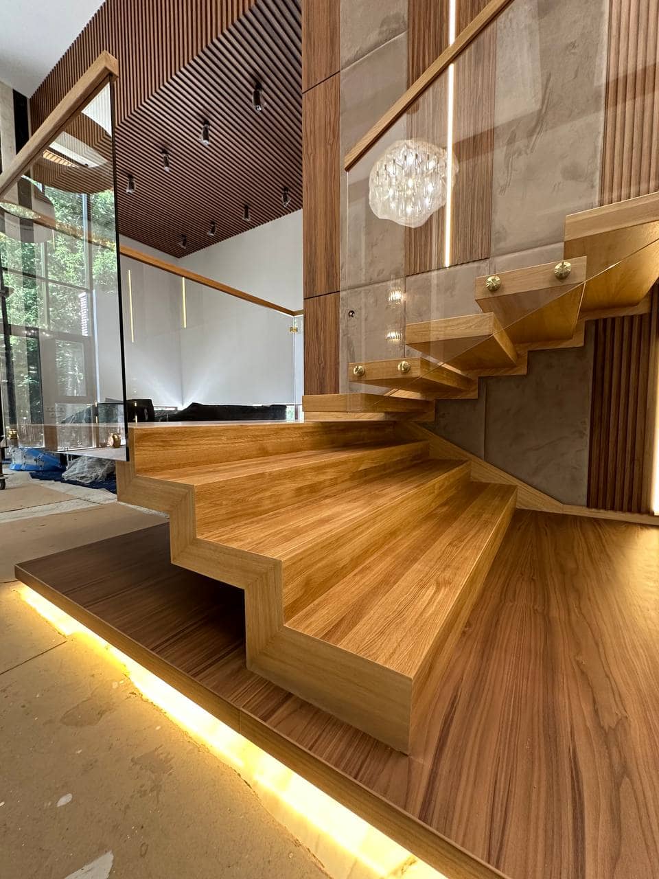 Деревянная лестница на металлическом каркасе - изготовление на заказ для дилеров и партнеров