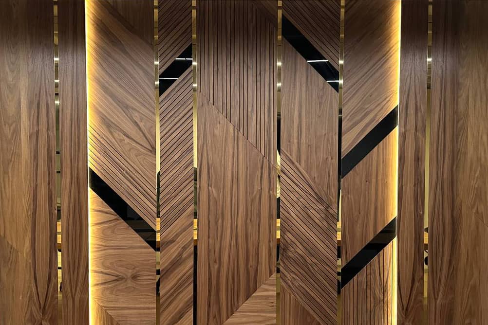 Лампа у стены