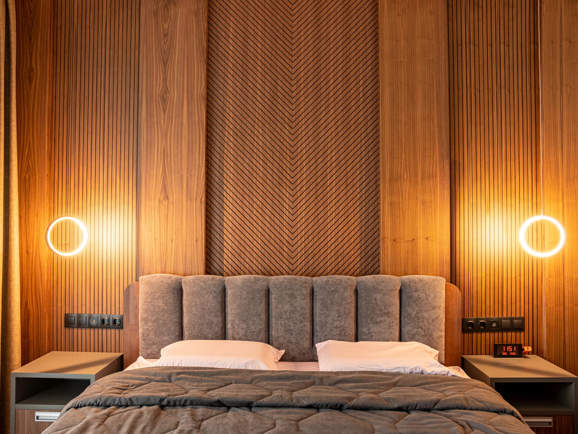 Современный интерьер спальни с деревянными 3D-панелями и рейками от WoodCreative