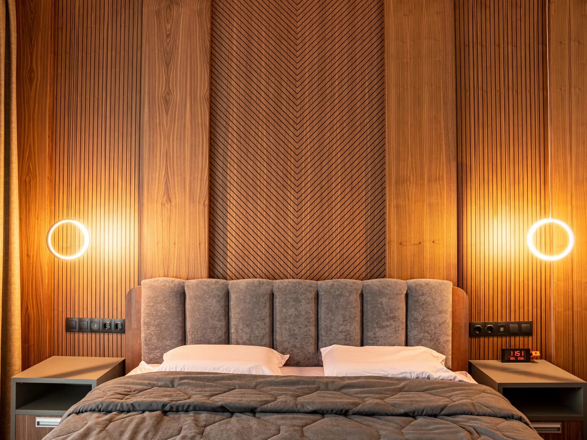 Современный интерьер спальни с деревянными 3D-панелями и рейками от WoodCreative