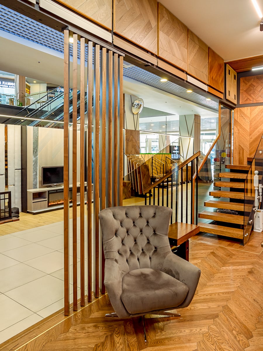 Реечная перегородка, шпонированная американским орехом, с поворотным синхронным механизмом.