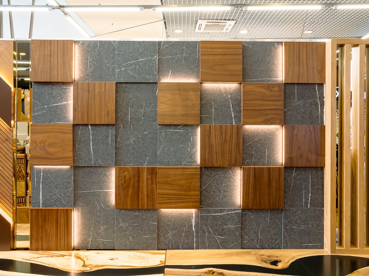 Образец стеновой панели из разнонаправленного шпона американского ореха с LED подсветкой.