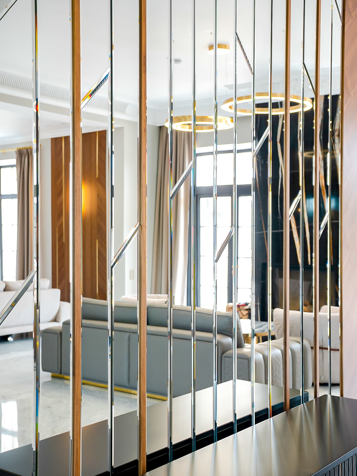 Зеркальная стеновая панель с вставками из мдф, шпонированным американским орехом.