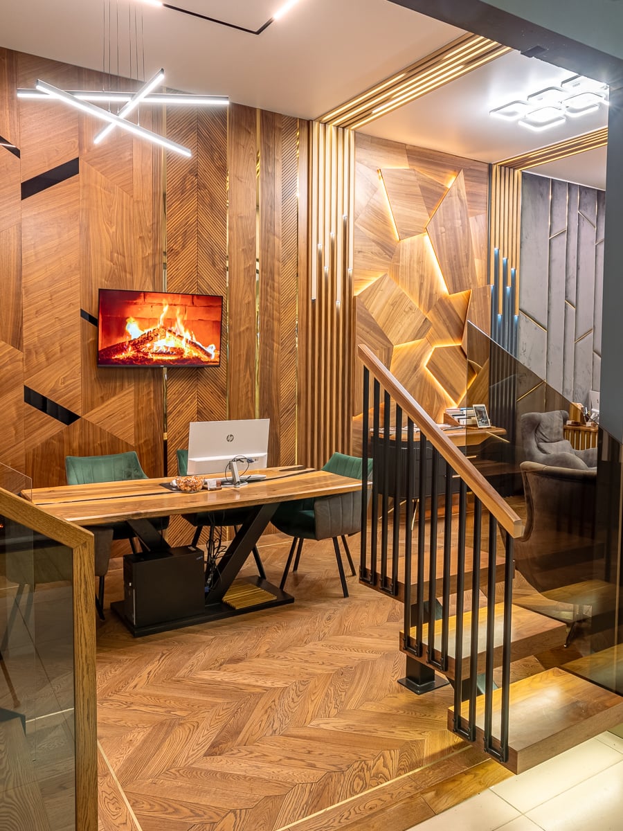 Образец лестницы из масива дуба на металокаркасе с металлическим ограждением.