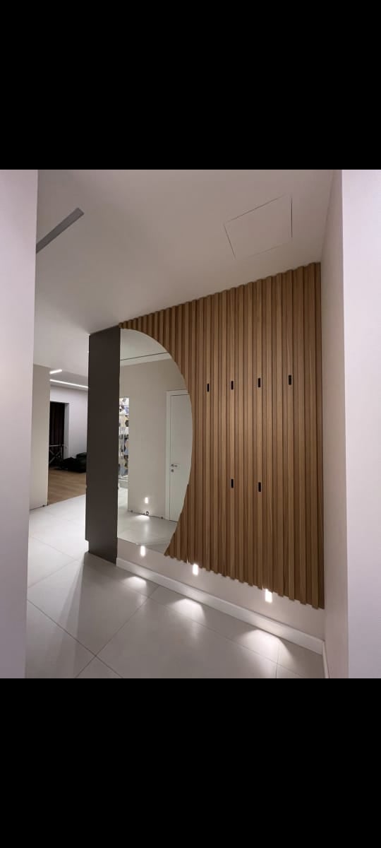 Стеновые рейки, шпонированные европейским дубом, с зеркалом.